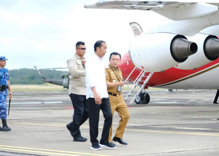 Presiden Jokowi saat tiba di Bandara Muara Bungo didampingi Gubernur Jambi Al Haris