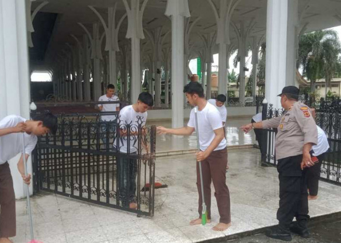 Sanksi Sosial, Puluhan Remaja Berandalan Bermotor Tertangkap Polisi Diminta Bersihkan Masjid Agung Al-Falah