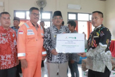 Bupati Tanjabbar Berikan Bansos dan Program Bedrum di Bram Itam