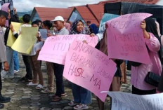 Puluhan Warga Pentagen Protes Terhadap Pelantikan Kades
