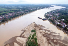 Debit Air Sungai Batanghari Turun di Bawah Normal, Tongkang Tak Bisa Melintas