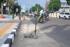 Lubang Saluran Air di Pedestrian Jalan Soemantri Brodjonegoro Membahayakan Pengguna Jalan