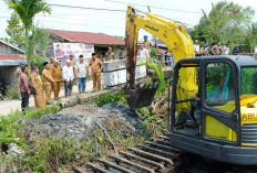 Bupati Pantau Normalisasi Parit Lapis