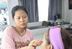 Terinspirasi dari Berbagai Video Tutorial Rias di Media Sosial