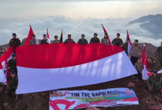 Tim Polri Capai Puncak Tertinggi Jambi, KIbarkan Bendera Merah Putih di Gunung Kerinci