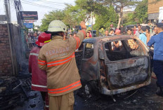 Mobil Bermuatan Derigen BBM di Kota Jambi Terbakar, Sambar Warung Pecel Lele