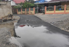 Baru Diaspal, Jalan Desa Kota Diair Sudah Mengelupas 