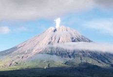 Gunung Semeru Kembali Erupsi Disertai Lontaran Abu Vulkanik