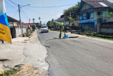 Tiga Tahun Tidak Diperbaiki, Warga Tanam Pohon Pisang di Jalan