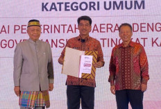 Pj BUpati Muaro Jambi Terima Anugerah Pandu Negeri 2024