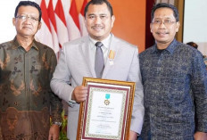 Bupati Bungo Terima Penghargaan Sebagai Tokoh Penggerak Koperasi Madya