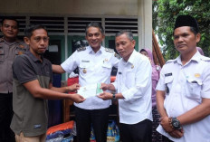 Junaidi Serahkan Bantuan ke Warga Rumah Tertimpa Pohon Tumbang di Bahar Utara