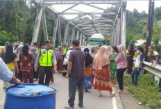 Warga Blokir Jalan Nasional di Muara Emat, Tuntut Janji Bupati Kerinci