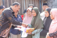 Asraf Berikan Bantuan kepada Korban Kebakaran di Kerinci