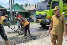 Bupati Tanjabbar Pantau Langsung Pengaspalan Jalan di Kelurahan Bram Itam Kiri