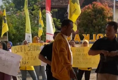 Tolak Dukung Maulana-Diza, Kantor Golkar Jambi Digeruduk dan Kader Kumpulkan Uang Receh