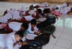 Miris! Murid SDN 047 Tebo Terpaksa Belajar di Lantai Karena Kekurangan Kursi dan Meja