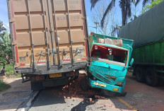 Kecelakaan Adu Kambing di Muaro Jambi, Truk Canter Ringsek Tabrak Fuso