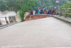 Banjir Terjang Bungo dan Kota Jambi, Rumah Ambruk dan Jembatan Putus