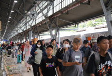 Arus Balik Nataru Padat, Penjualan Tiket Kereta Api Tembus Lebih dari 4 Juta