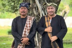 Alfin dan Monadi Kompak Berbusana Kerinci di Festival Danau Kerinci