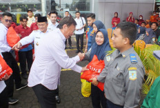 Sinsen Bagikan Ribuan Paket Sembako
