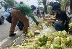 Tradisi Ketupat, Warga Berharap Rupiah Berlipat dari Kulit Ketupat