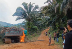 Penertiban PETI di Bungo Sempat Memanas, Massa Akhirnya Bakar Dua Alat Berat