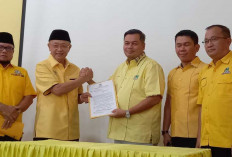 Golkar Serahkan SK Pimpinan DPRD Defenitif, Cek Endra Minta Terlibat Menangkan Pilkada 2024 