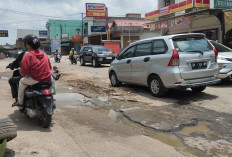 Sering Macet Karena  Jalan Berlubang, Warga Keluhkan Kondisi TP Sriwijaya