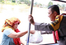Susuri Sungai Batanghari, Kapolda dan Wakapolda Salurkan Bantuan Korban Banjir 