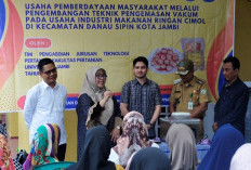 Sosialisasi Pengembangan Teknik Pengemasan Vakum pada Usaha Industri Makanan Ringan Cimol di RT 24 Selamat