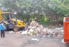 TPS Dijaga Petugas, Tumpukan Sampah Dibersihkan dengan Alat Berat