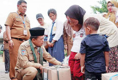 Gubernur Haris Mulai Salurkan Bantuan Pendidikakan Program Dumisake 