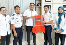 Bagikan 50 Rompi, BPJS Ketenagakerjaan Hadir untuk Juru Parkir