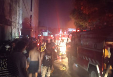Pabrik Tahu di Talang Jauh Terbakar, Petugas Kesulitan Padamkan Api Akibat Kerumunan Warga