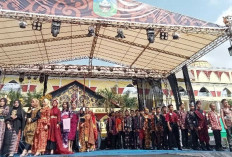 Disparpora Gelar Fashion Show Batik di Sarolangun