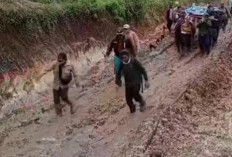 Jalan Rusak, Warga Kerinci Tandu Jenazah Tokoh Adat Berjam-jam