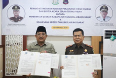 Bupati Tanjung Jabung Barat Serahkan Hibah Gedung Kejari