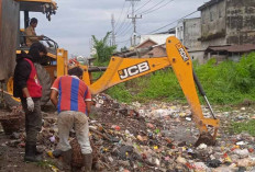 Tumpukan Sampah di Telanaipura Dibersihkan dengan Alat Berat