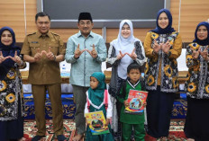 Bupati Tanjabbar Anwar Sadat dan Bunda PAUD Salurkan Bantuan Pendidikan untuk Anak Suku Duano