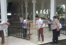 Sanksi Sosial, Puluhan Remaja Berandalan Bermotor Tertangkap Polisi Diminta Bersihkan Masjid Agung Al-Falah