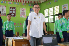 Mr. Dedi, Guru Bahasa Inggris yang Membawa Kelasnya Penuh Semangat