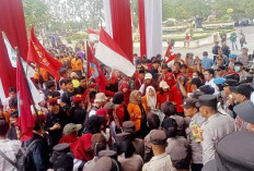 Demo Sempat Ricuh, Ribuan Mahasiswa Aksi di Kantor DPRD