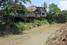 Dampak Normalisasi Sungai, Rumah Warga Terancam Ambruk 