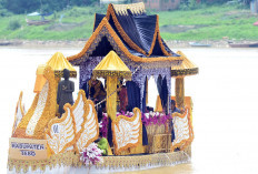 Suguhkan Tarian di Atas Kapal, Parade Kapal Hias di Festival Batanghari 2025