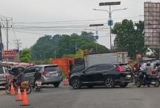 Truk Batu Bara Terbalik di Simpang PU, Arus Lalu Lintas Muara Bungo Macet Berjam-jam