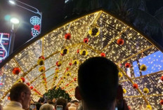 Cahaya Natal terangi Bundaran HI dalam Jakarta Light Festival