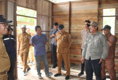 Bupati Tanjabbar Anwar Sadar Tinjau Progres Pembangunan RTLH dan Relokasi Korban Longsor di Senyerang