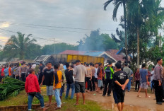 Warga Blokir Jalan Pasca Lakalantas di Teluk Dawan